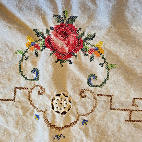 VTG Embroidered Cross Stitch Linen Tablecloth 112x64 White Crochet Edge Handmade - Picture 6 of 16